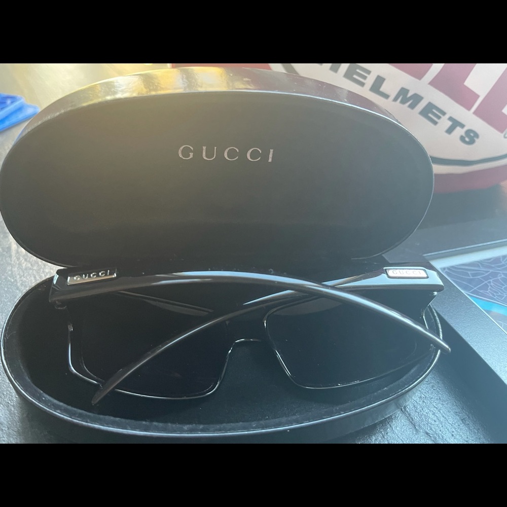 Black GUCCI sunglasses